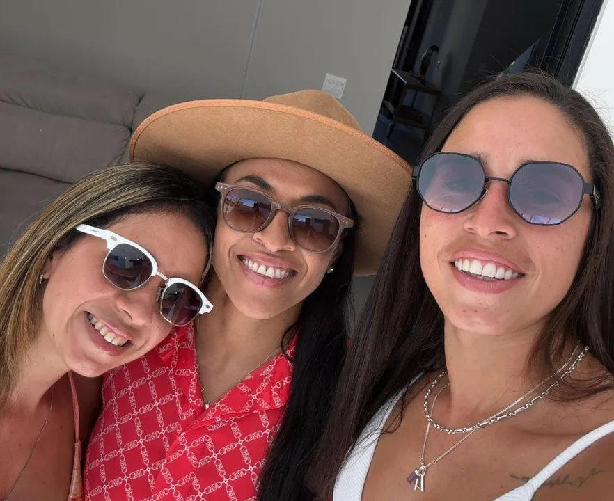 Marta curtindo a festa feita pela companheira de seleção Rafaelle Souza