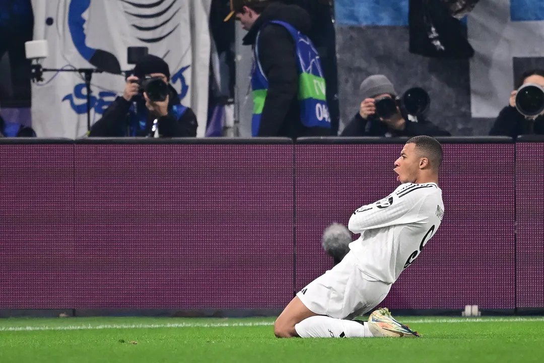 Mbappe comemorando gol com a camisa do Real Madrid