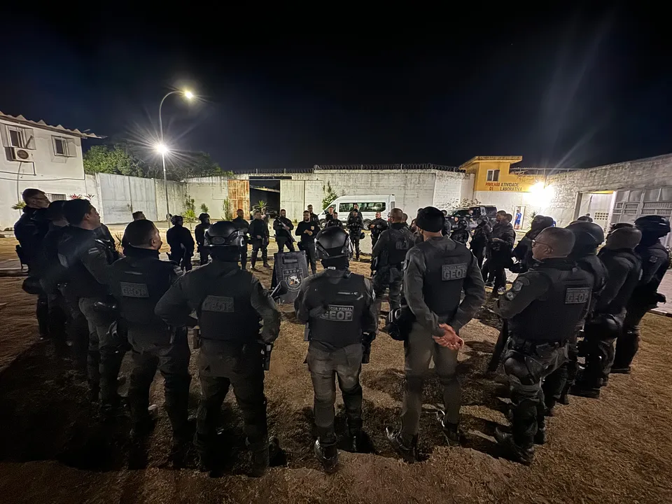 Equipes do Grupamento Especializado em Operações Prisionais (GEOP) vistoriam ruas, corredores, pátios e pavilhões de presídio