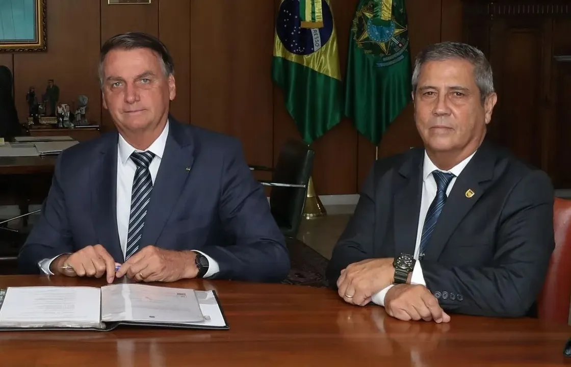 Bolsonaro e Valter Braga Netto estão entre os militares