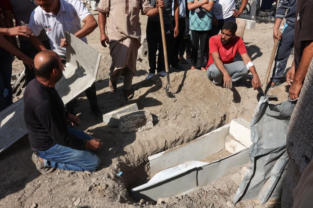 Sepultamentos a céu aberto se tornaram rotina no território palestino