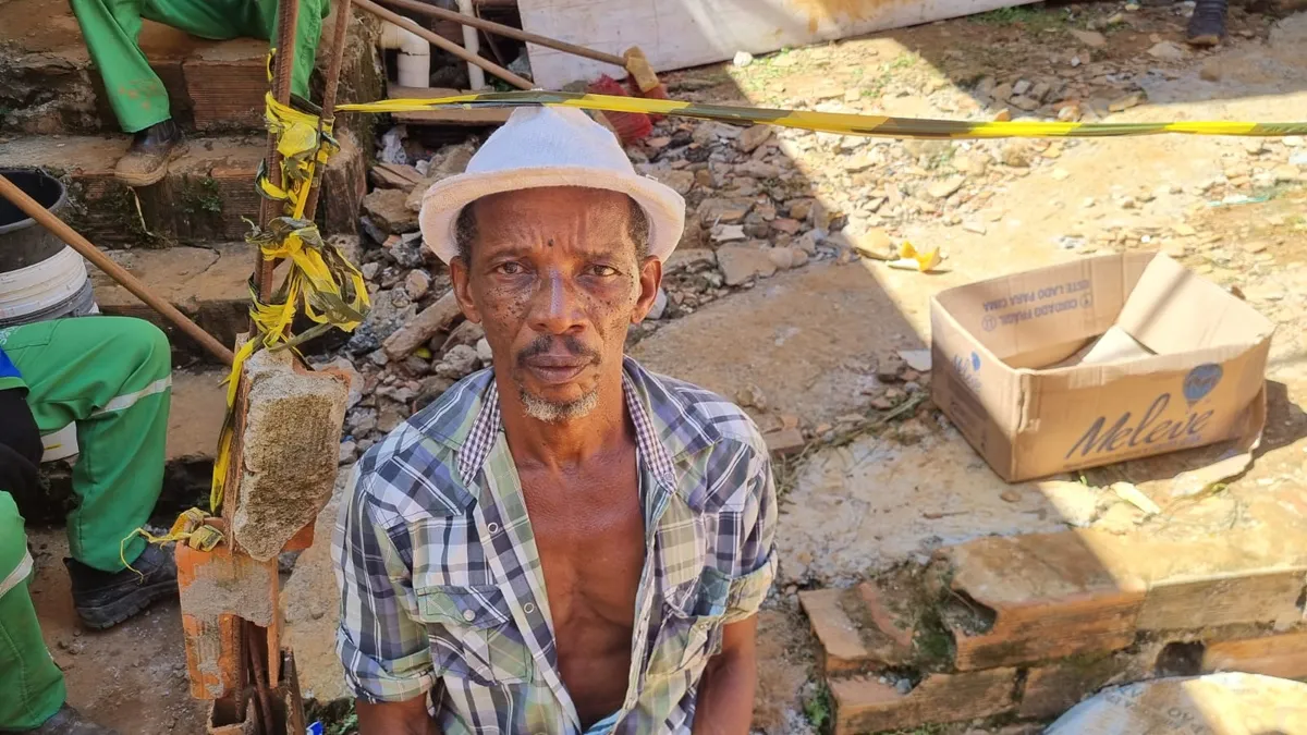 Em meio ao drama, Ailton Ferreira, de 63 anos, ambulante e morador do bairro Saramandaia, teve sua casa destruída