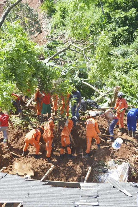 A mãe e o irmão de Paulo conseguiram escapar com vida, mas o jovem segue desaparecido