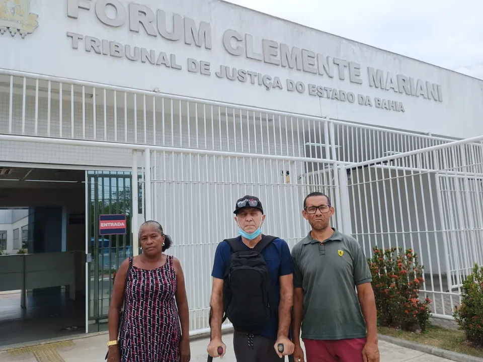 Rita, Cardoso, e pastor Lucas estiveram no Fórum de Camaçari para cobrar celeridade da Justiça