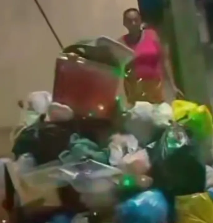 Árvore de lixo ainda foi decorada com luzes piscantes pelos moradores