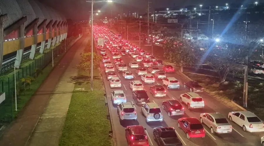 Trânsito bastante congestionado na Paralela sentido Aeroporto