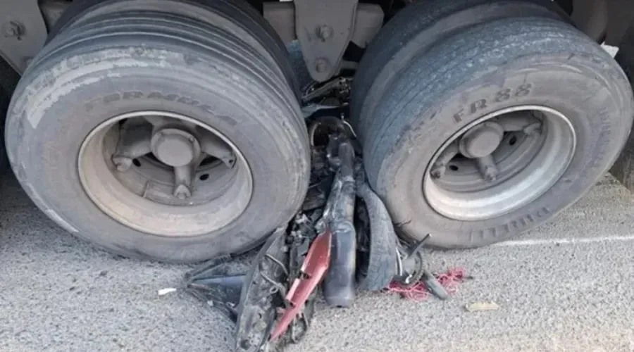 Moto de Victor foi completamente destruída pela carreta