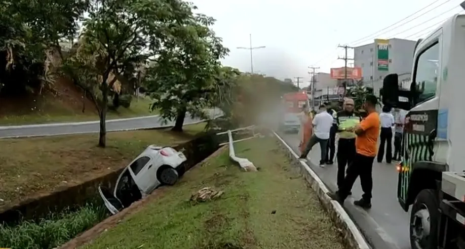 Um guincho foi acionado para retirar do veículo da vala.