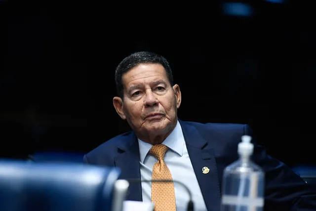 Mourão também diz que PF passou dois anos "escarafunchando o celular de todo mundo"