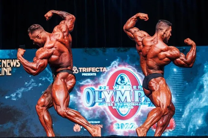 Chris Bumstead e Ramon Dino no Mr. Olympia 2023.