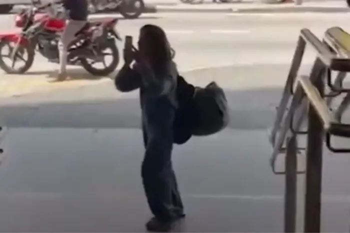 Ela também alegou ter sido agredida e ter tido a mochila rasgada