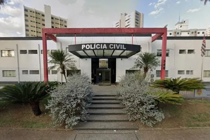 A mulher foi socorrida e levada sob escolta policial para um hospital da região.