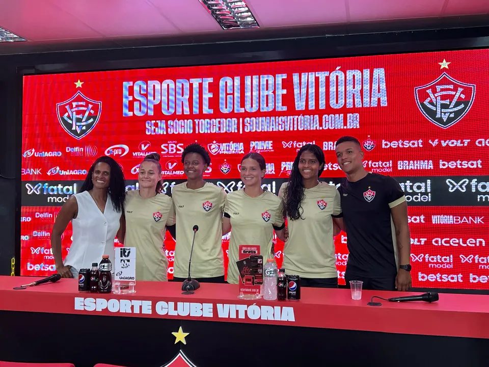 Profissionais do time feminino do Vitória