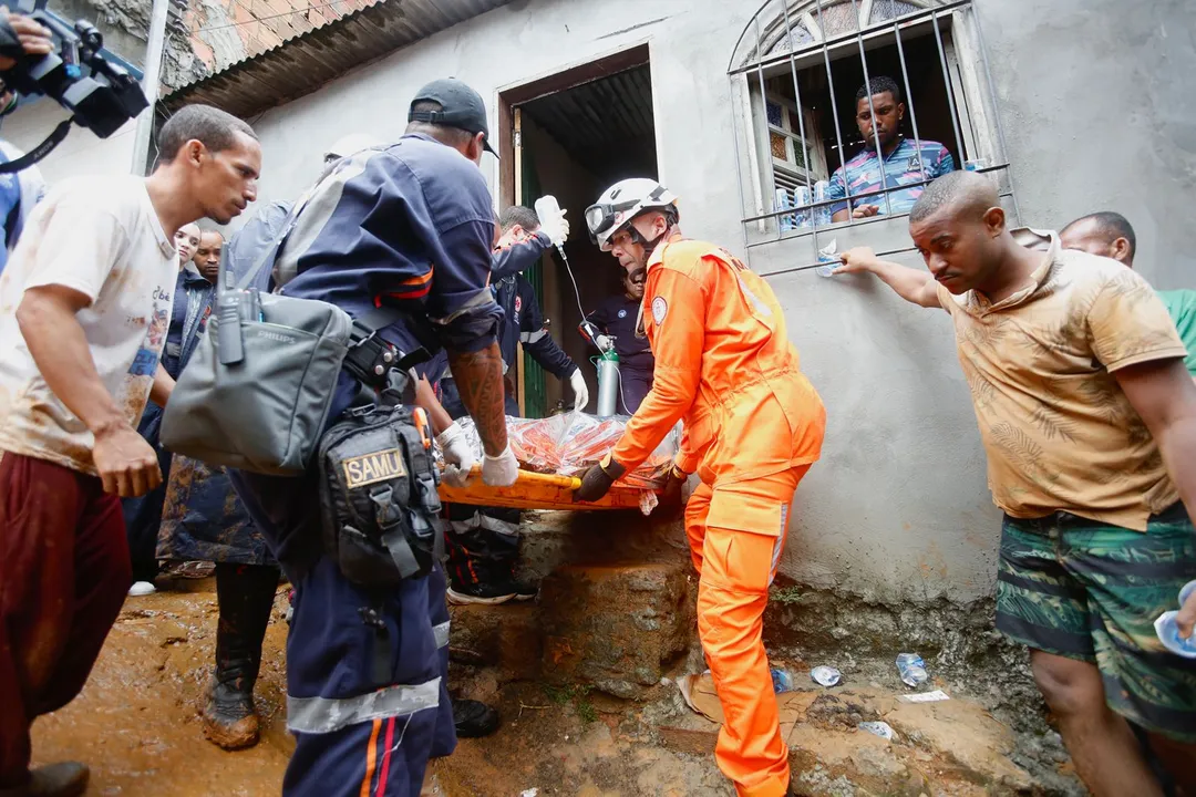 Corpo de bombeiros realizam resgates em meio as chuvas em Salvador