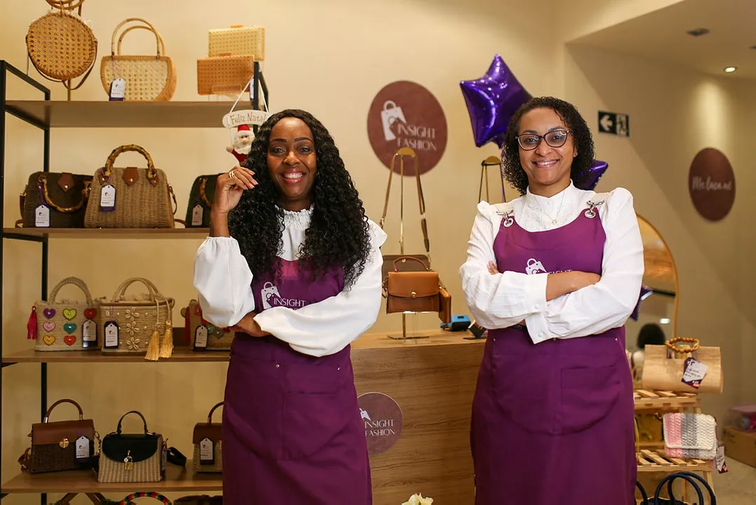 Alaine Santos e Andreia Santos, irmãs e sócias da Insight Fashion, loja de bolsas feitas com fibras naturais