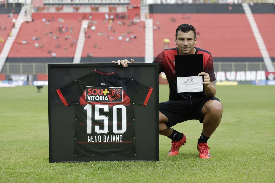 Neto Baiano recebe camisa comemorativa pelos seus 150 jogos pelo Vitória (marca foi batida em 2019)