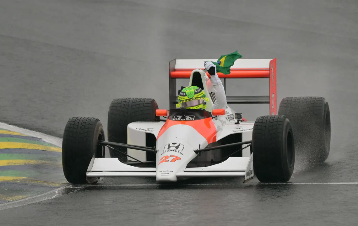 Hamilton com carro de Ayrton Senna