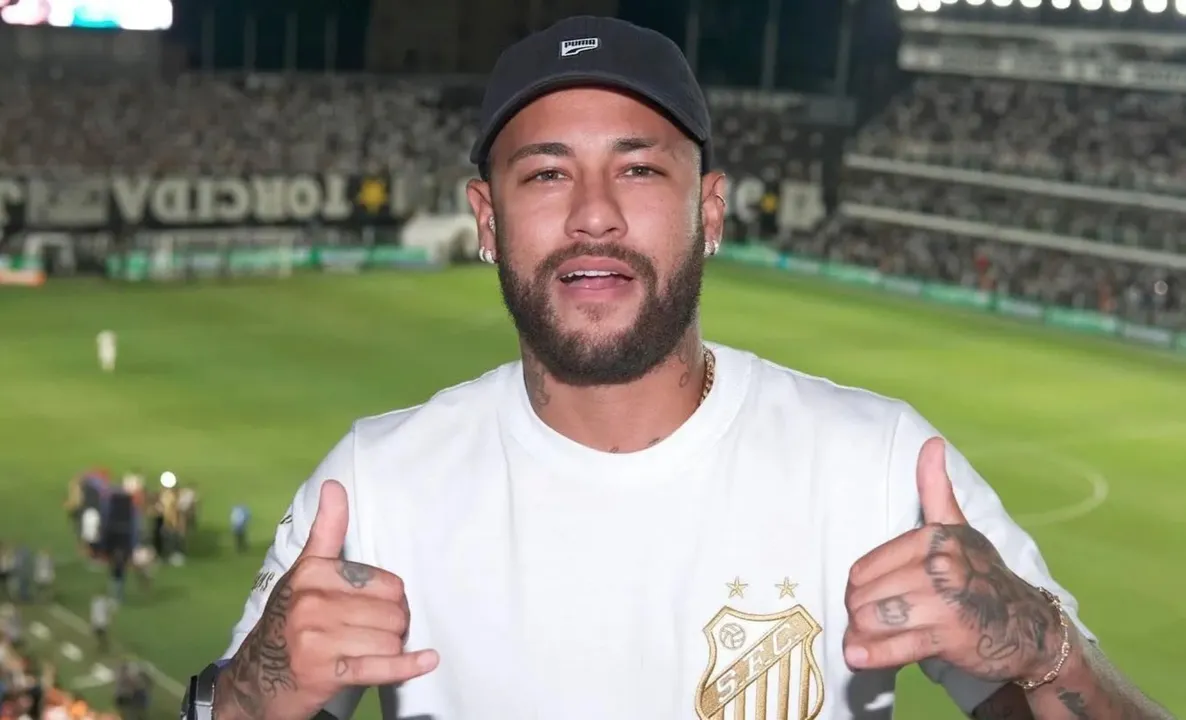 Neymar assistindo jogo do Santos na Vila Belmiro