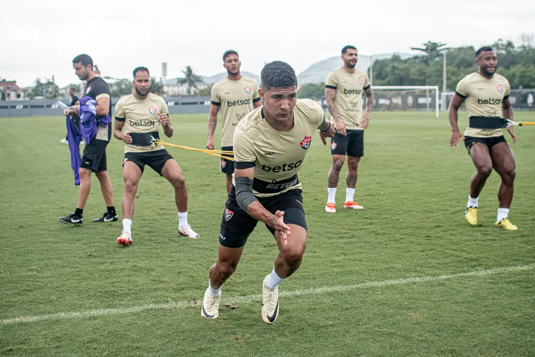 Elenco rubro-negro durante atividade no CT do Vasco da Gama no RJ