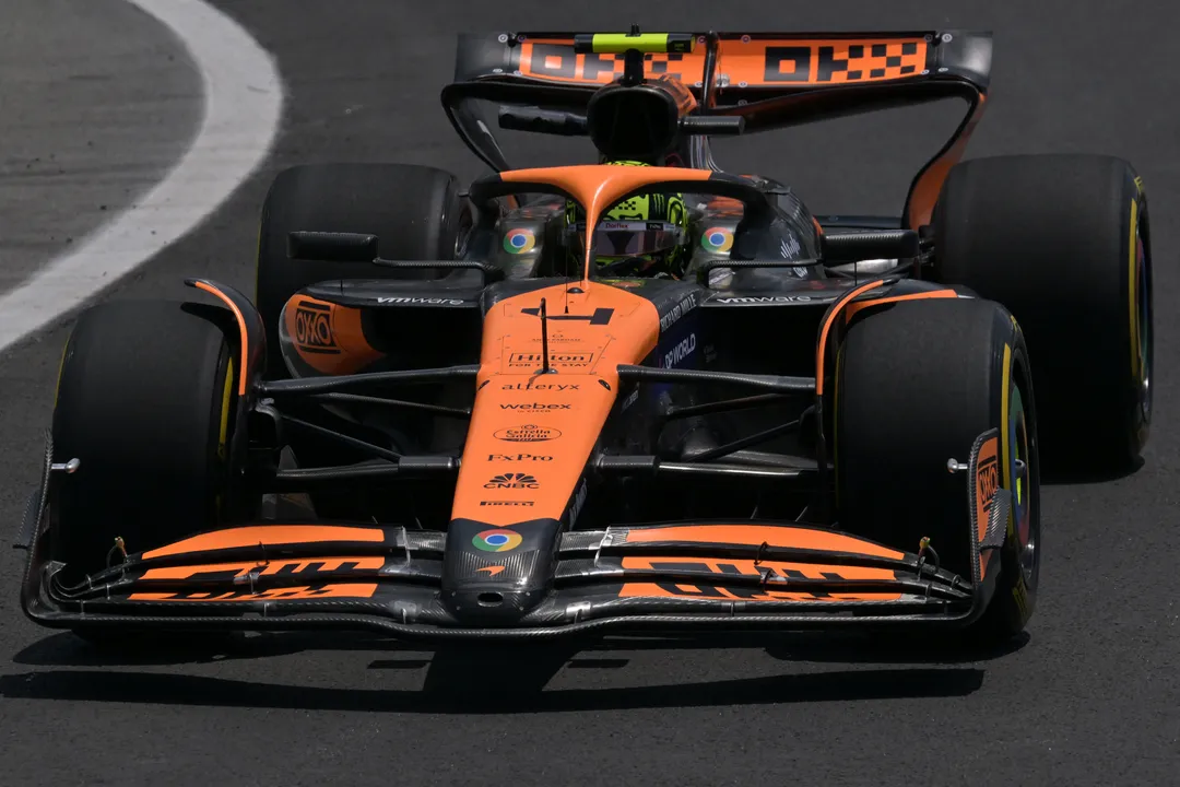 O piloto britânico Lando Norris (McLaren) dominou o treino livre do Grande Prêmio do Brasil de Fórmula 1 nesta sexta-feira, 1.