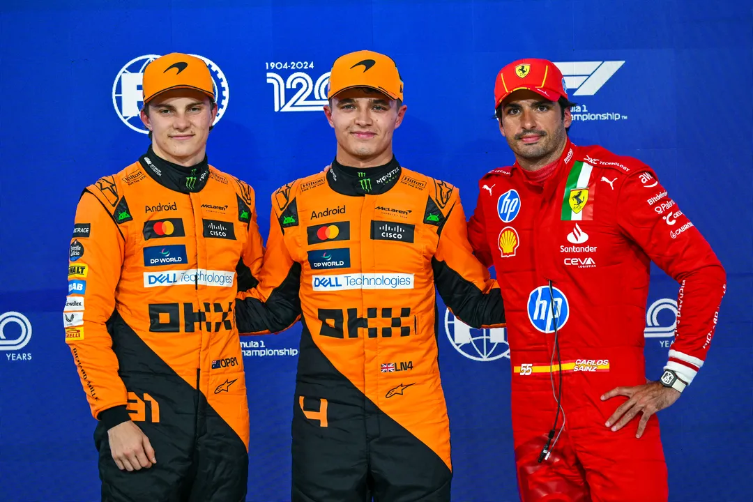 O piloto britânico da McLaren, Lando Norris (C), posa com o piloto australiano da McLaren, Oscar Piastri (R), e o piloto espanhol da Ferrari, Carlos Sainz Jr., após conquistar a pole position em Abu Dhabi