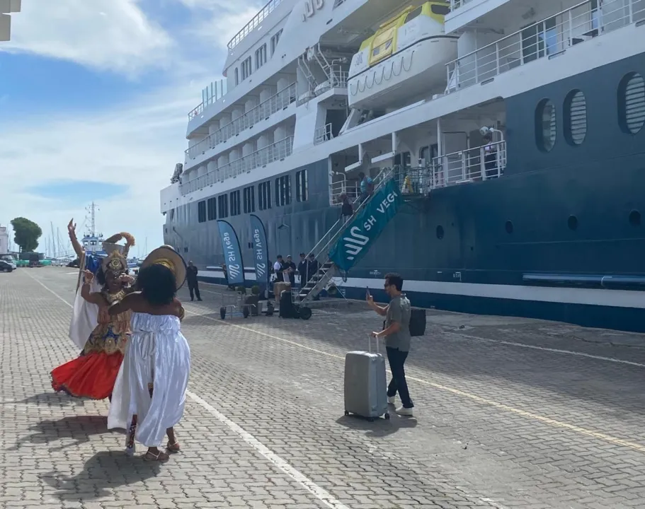 O navio partiu na quarta-feira, 31, do porto de Salvador para uma viagem de quatro dias pelo litoral baiano