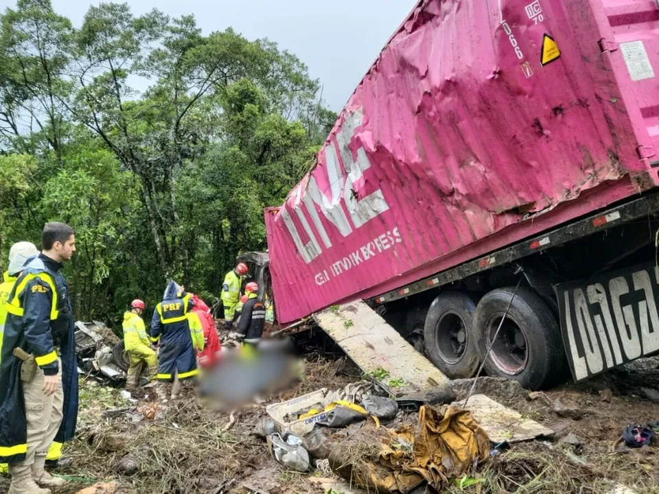 Os corpos das vítimas ficaram presos abaixo da carreta com o container