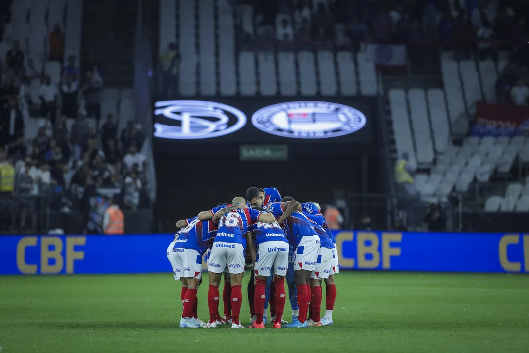 Jogadores do Bahia reunidos antes de jogo contra o Corinthians