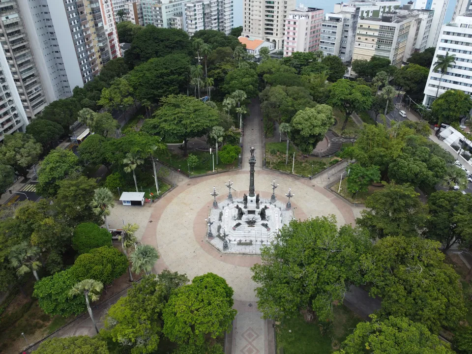 Praça ganhou mudas de oitis, sombreamento e bancos de granito