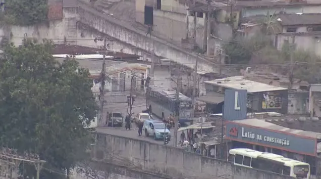 Imagem ilustrativa da imagem Ônibus e caminhão são usados como barricadas por traficantes