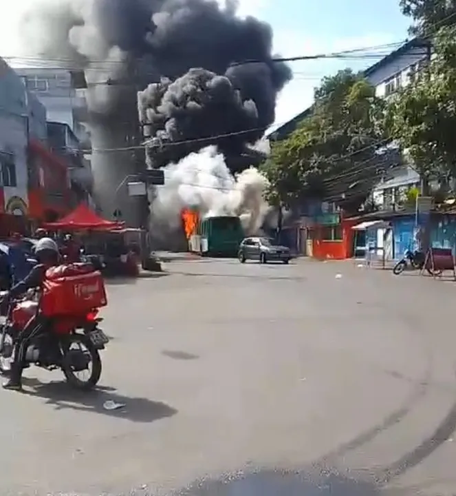 Imagem ilustrativa da imagem Ônibus é incendiado no bairro do IAPI, em Salvador; veja vídeo