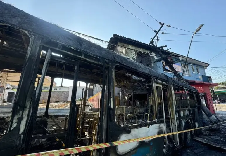 Imagem ilustrativa da imagem Ônibus em chamas desce avenida desgovernado e bate em poste