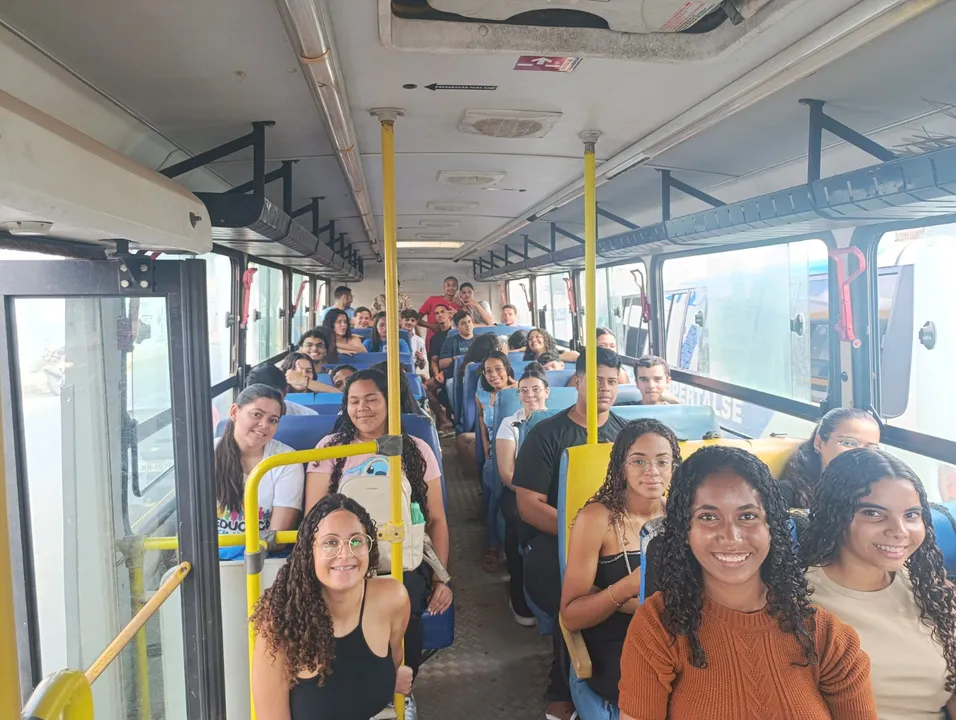 Ônibus gratuitos levam estudantes do interior da Bahia para o Enem 2024