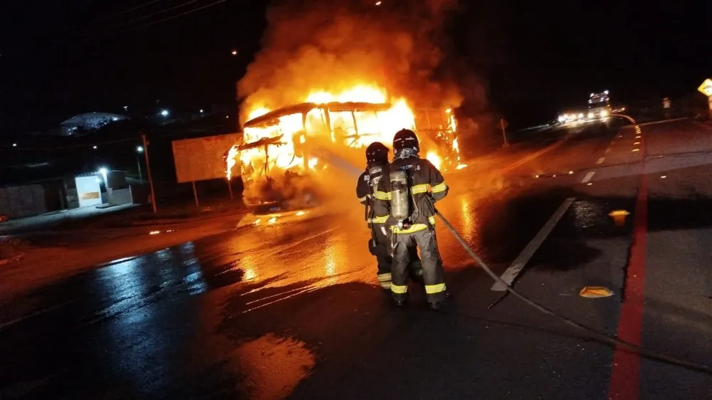 Ônibus ficou totalmente destruído pelo fogo