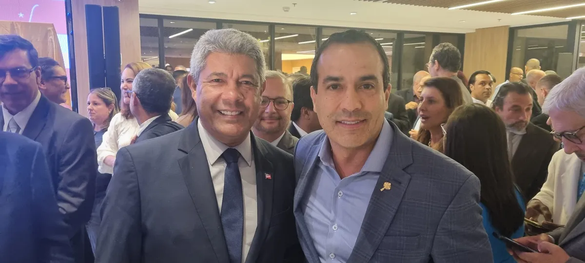 Jerônimo Rodrigues (PT) e Bruno Reis (União Brasil) posam juntos