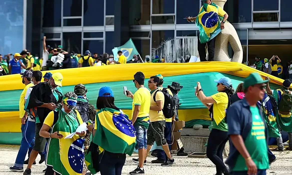 Manifestantes no ato de 8 de janeiro de 2023