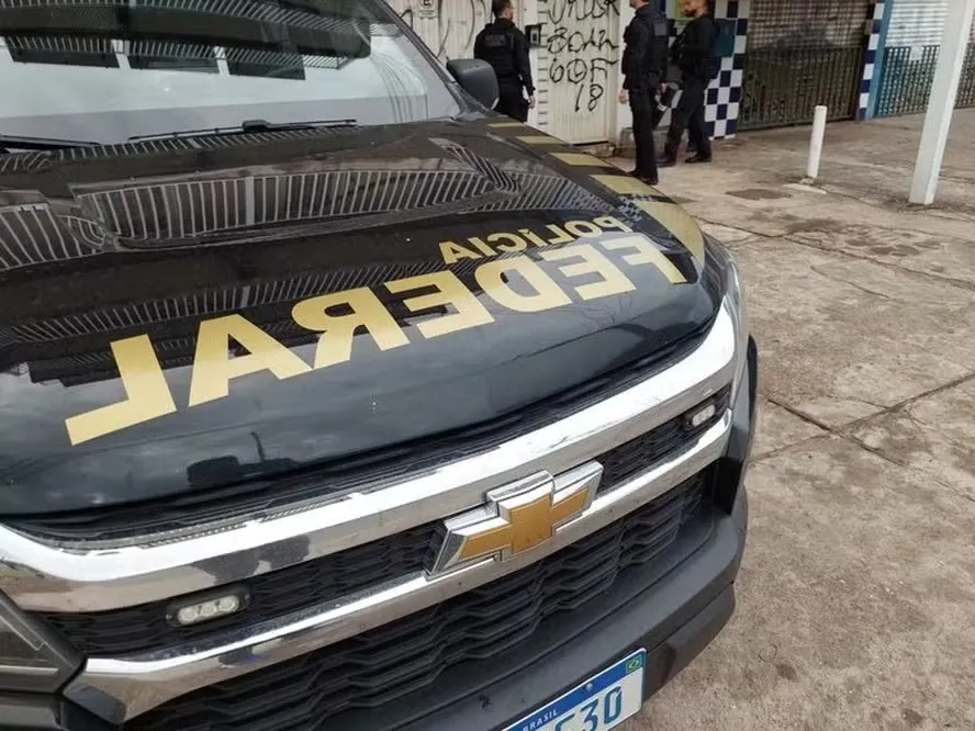 Droga deve passar por perícia, e a investigação busca identificar os responsáveis pelo transporte e armazenamento do carregamento.
