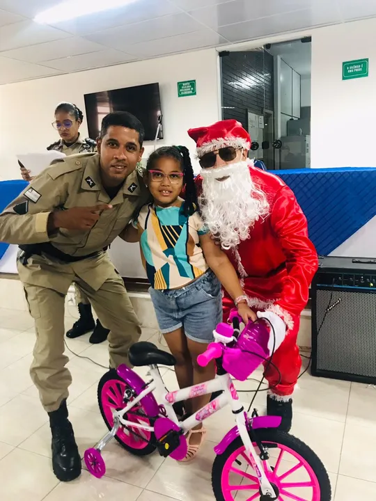 Papai Noel esteve no Departamento Pessoal (DP) em Barris para entregar presentes da Cartinha Solidária.