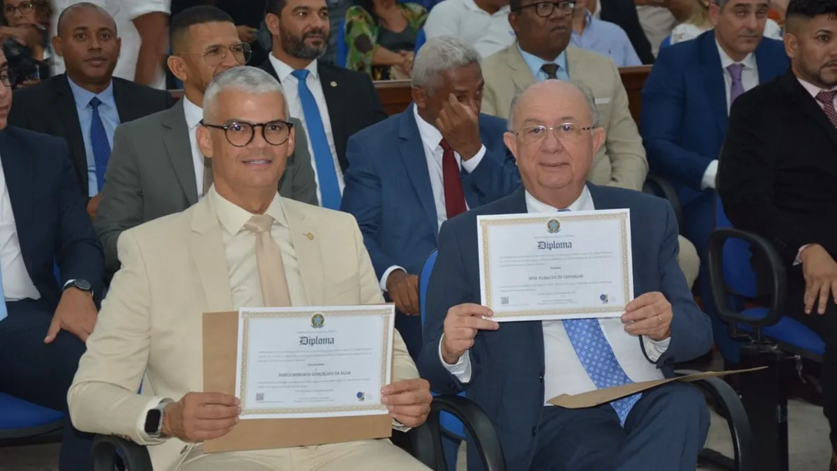 Pablo Roberto ao lado de José Ronaldo durante a diplomação, na segunda, 16