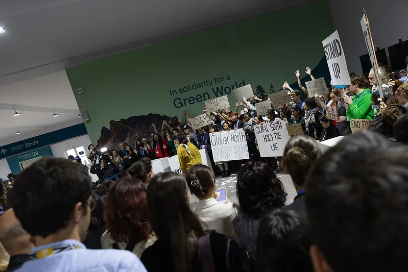 Países emergentes protestam contra proposta de investimento dos países ricos no combate à emergência climática, considerada insatisfatória