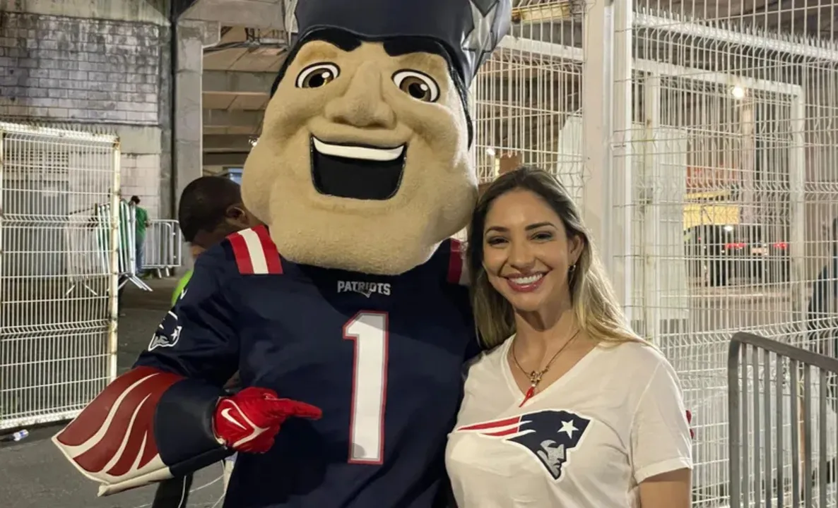 Pat Patriot e Lara Magalhães, gerente de negócios do New England Patriots, da NFL