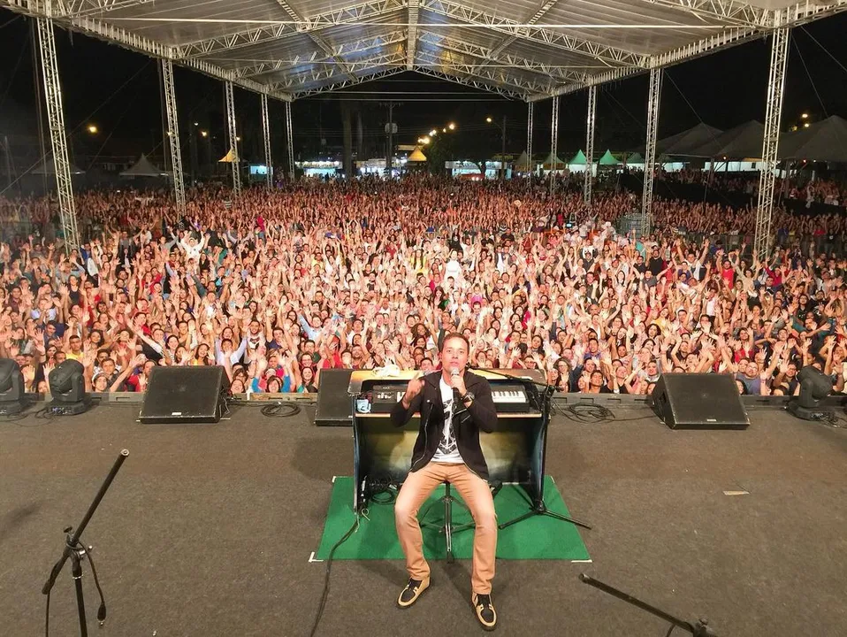 Pastor André Valadão durante apresentação musical