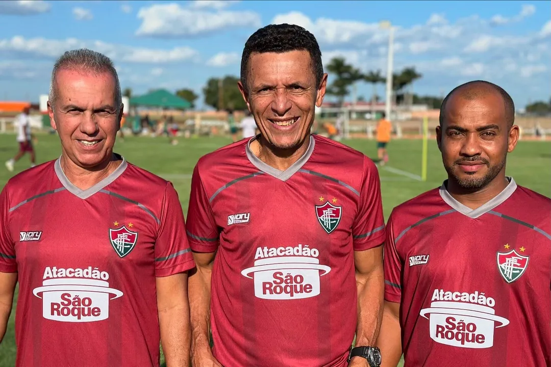 Paulo Sales (centro), ao lado do preparador físico Geraldo Lantyer (esq.) e do assistente Ronaldinho