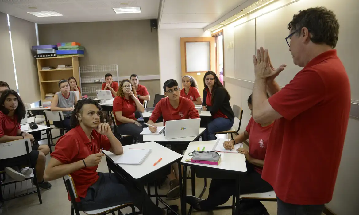 Benefício contempla estudantes do ensino médio da Educação de Jovens e Adultos (EJA)