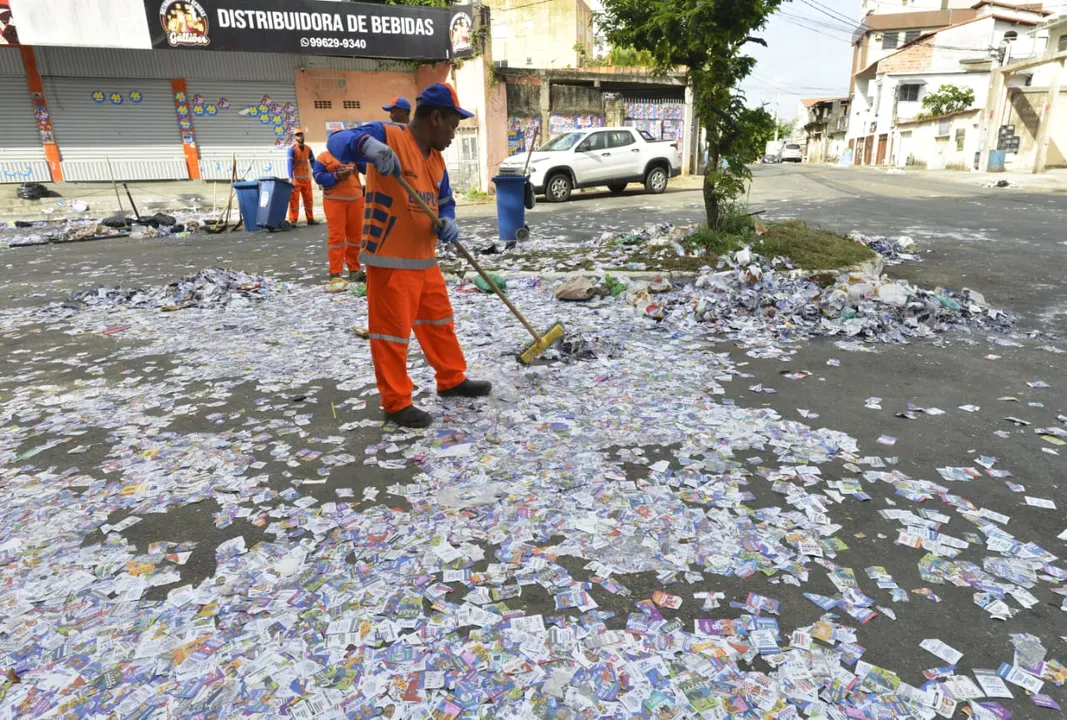 Operação de limpeza começou ainda no domingo, após o encerramento das urnas.