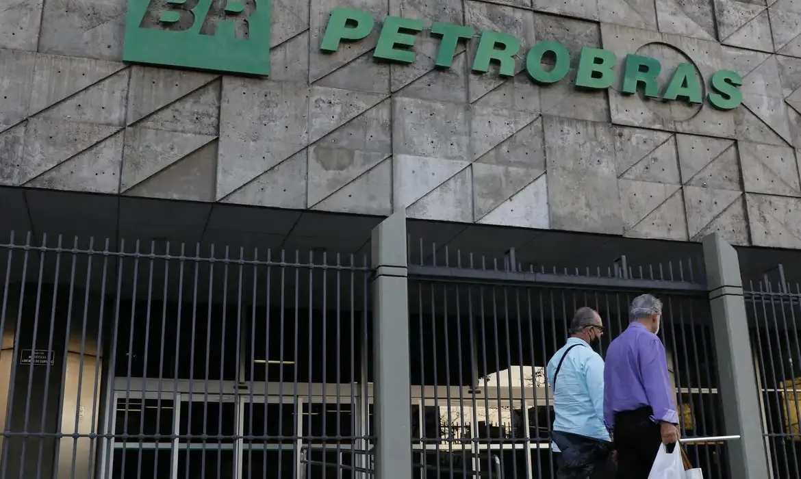 Para quem tem ações de emissão da Petrobras negociadas na B3, o pagamento da parcela única será feito em 23 de dezembro de 2024