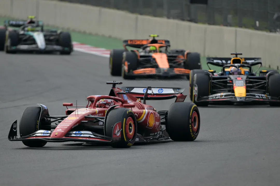 Carros da Fórmula 1 durante corrida do México