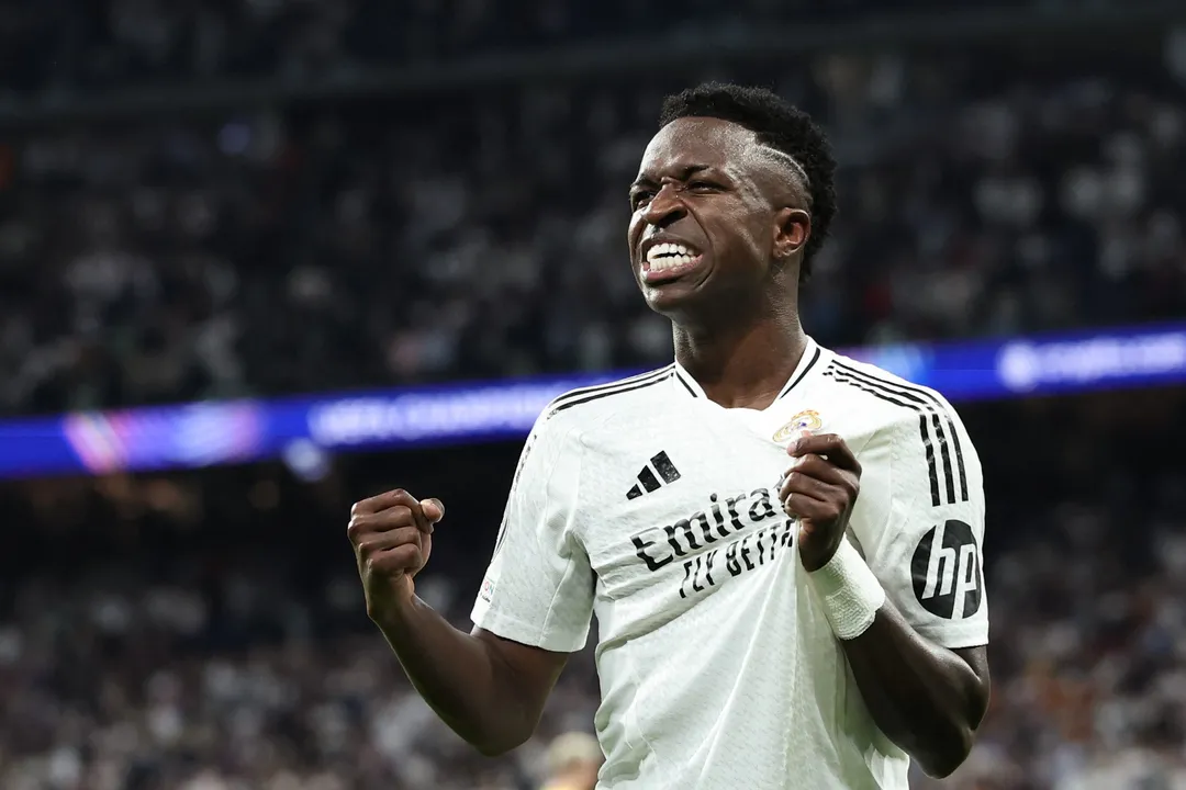 Vinicius Junior comemora gol com a camisa do Real Madrid