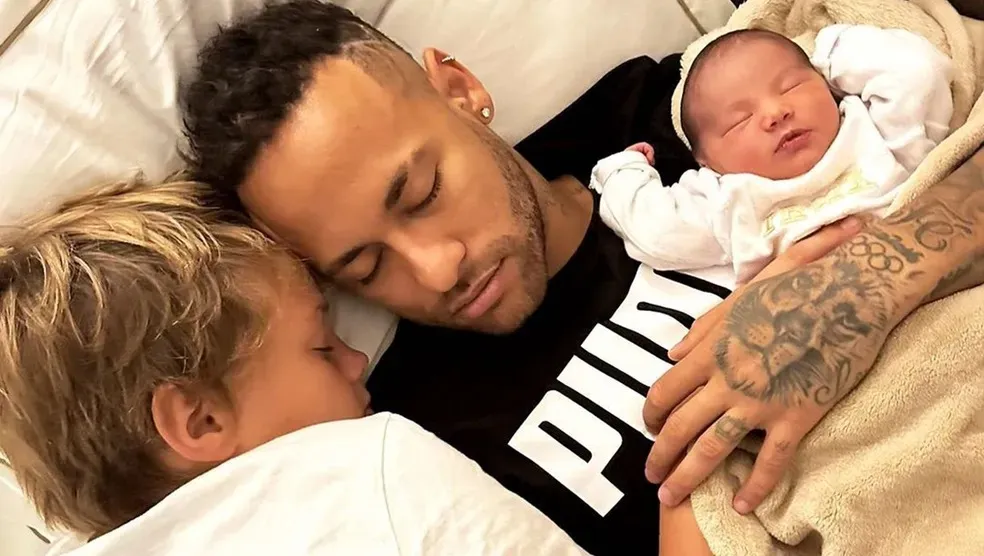 Neymar ao lado dos filhos