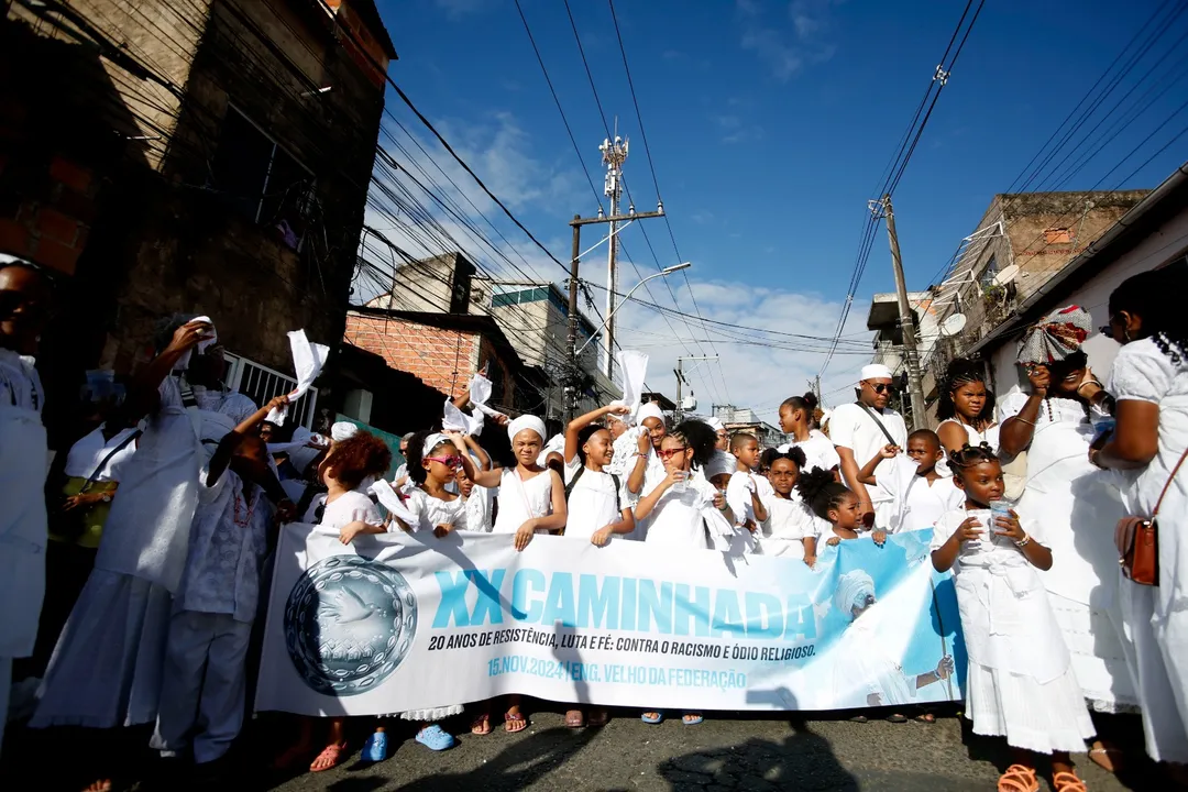 Organizada pelos terreiros do bairro, a caminhada nasceu como resposta às perseguições